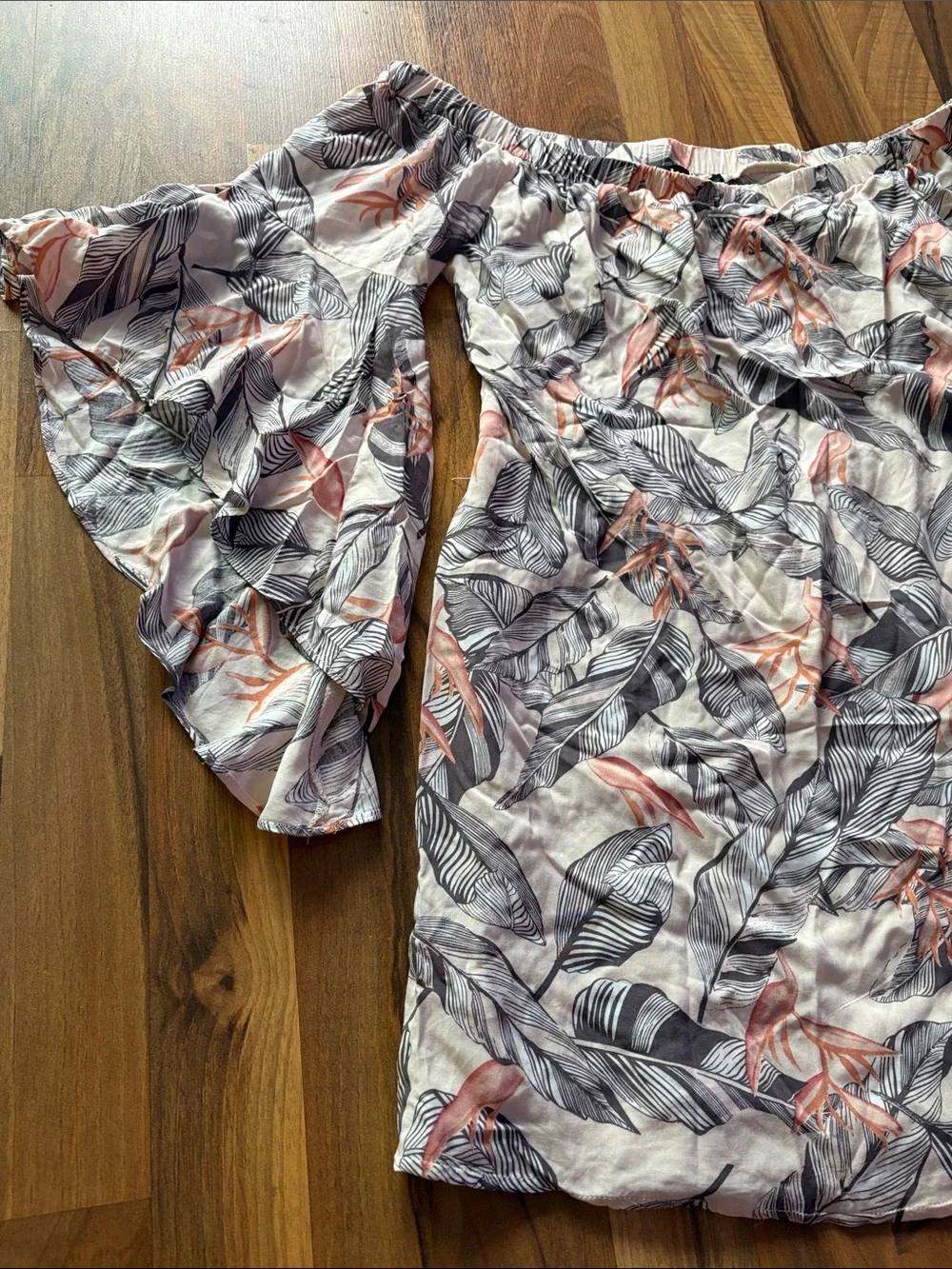Lulu's Woman’s L Off-Shoulder Tropical Print Bell-Sleeve Top in Blush and Gray